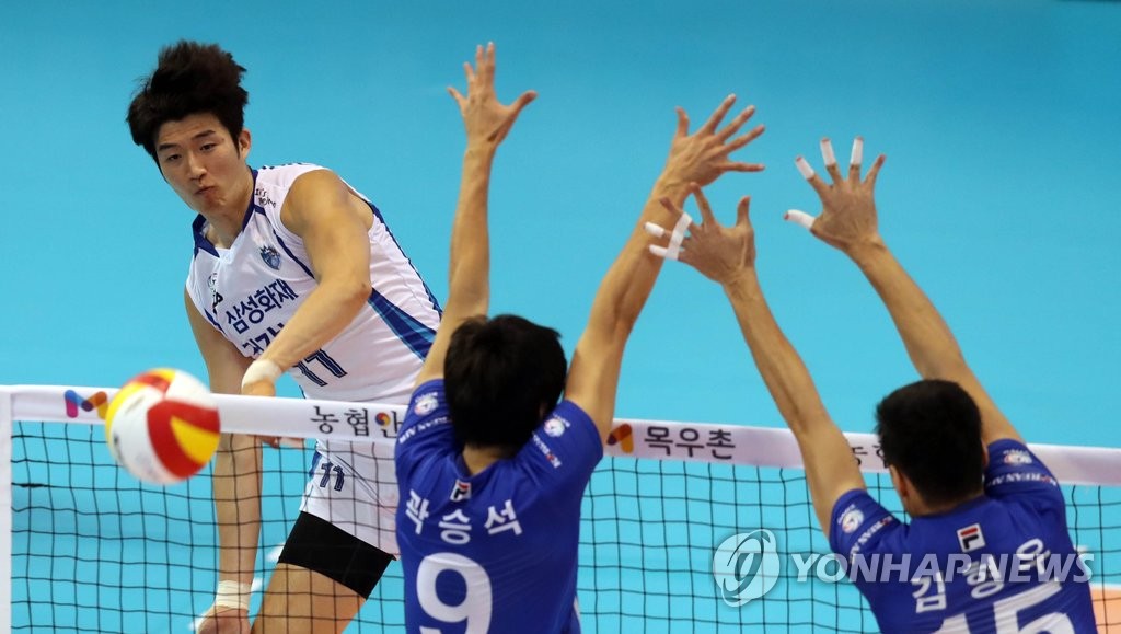 삼성화재가 임의탈퇴로 묶은 라이트 김명진(왼쪽). [연합뉴스 자료사진[
