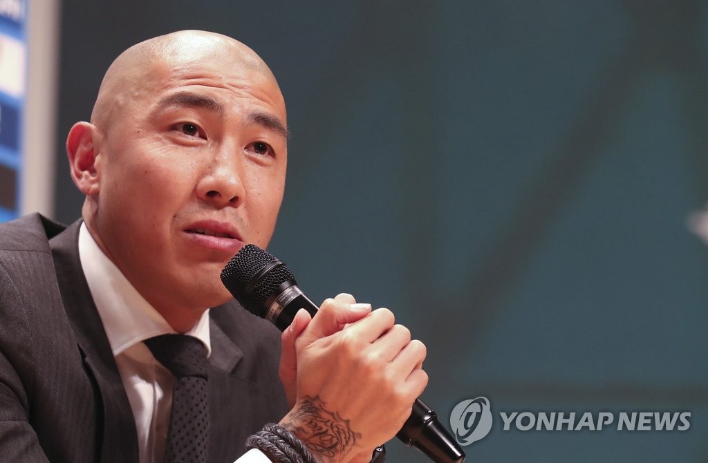 기자회견하는 차두리
