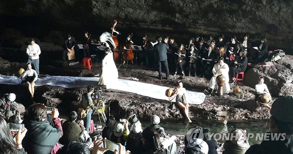 제주 우도 해식동굴서 열린 음악회