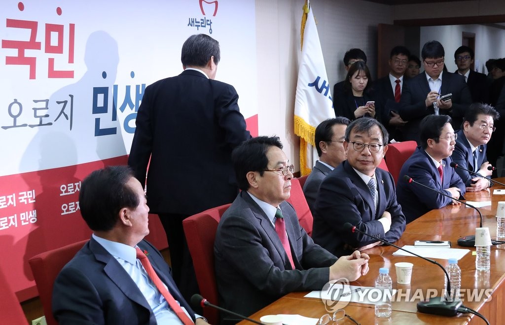회의장 나서는 김무성