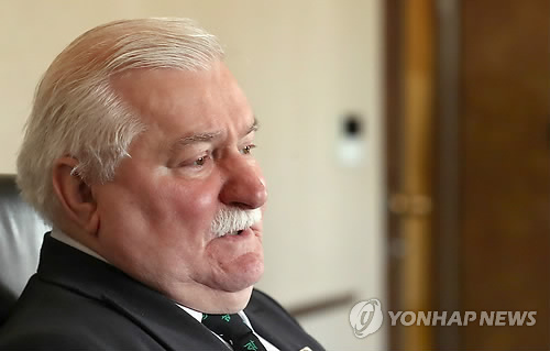 <인터뷰> 바웬사 "김정은, 북한의 영웅 되려면 더 나은 체제 택해야" - 3