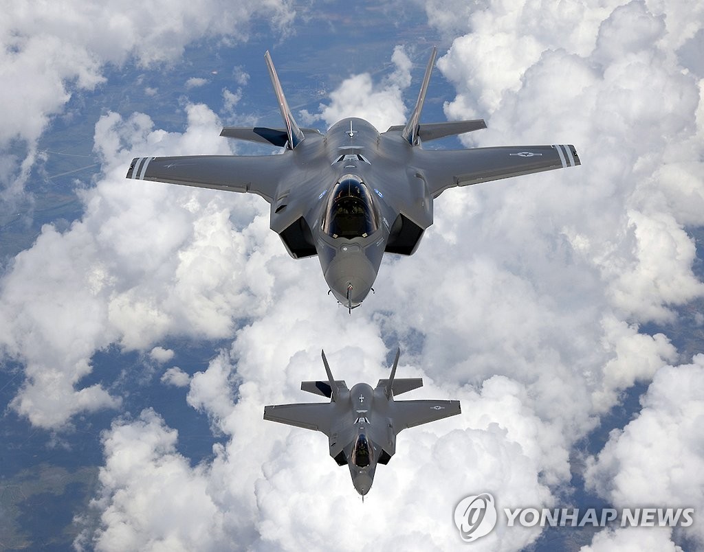비행 중인 미 공군의 F-35A 스텔스 전투기