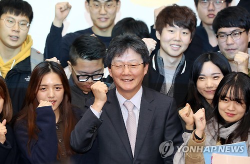 학생들과 기념촬영하는 유승민