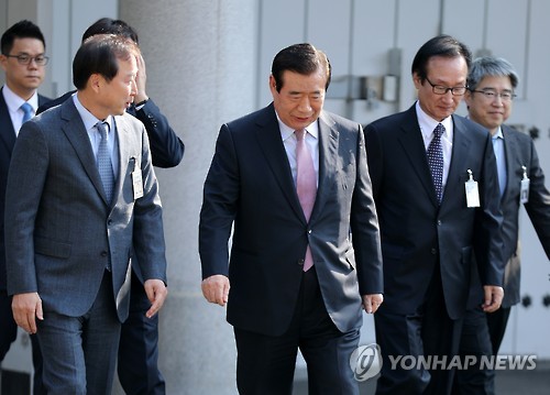 한광옥 대통령 비서실장(가운데)과 허원제 신임정무수석(오른쪽)