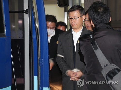 구치소 향하는 정호성, 안종범