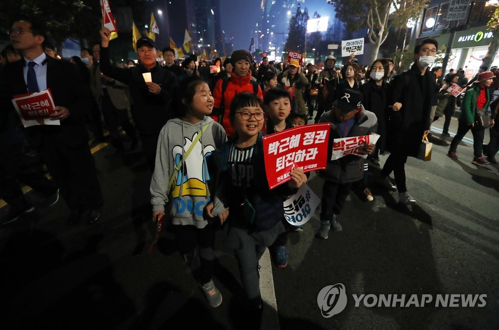 지난 5일 서울 광화문광장에서 열린 '박근혜 정권 퇴진' 집회에 가족 단위로 참여한 시민들