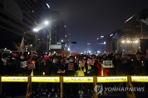 지난 5일 서울 광화문광장에서 열린 '박근혜 정권 퇴진' 집회에 참가한 시민들이 폴리스라인 앞에서 구호를 외치고 있는 모습