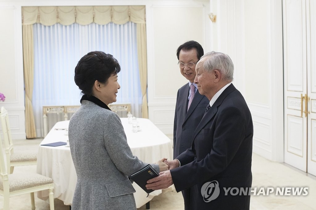 기독교 원로와 인사하는 박 대통령