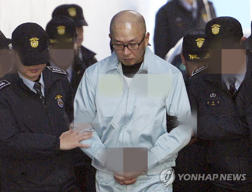 법원 들어서는 차은택씨