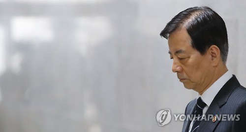 생각에 잠긴 국방장관