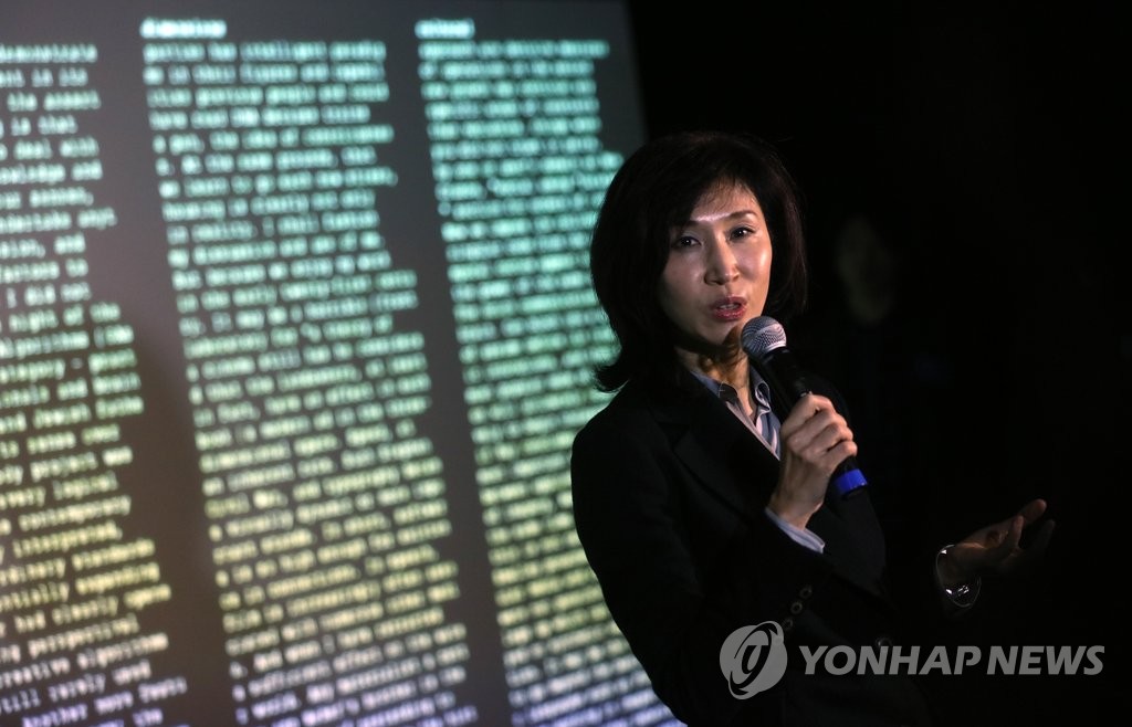 전시 설명하는 노소영 관장