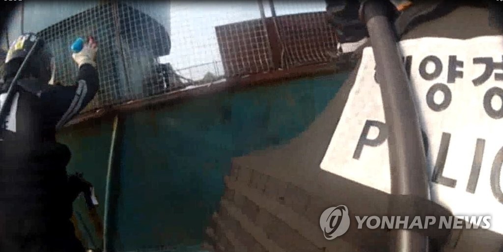 등선방해용 철망설치하고 도주하는 중국어선 나포