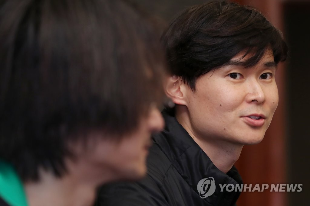 인터뷰하는 데니스 황