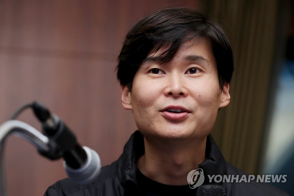 질문에 답하는 데니스 황