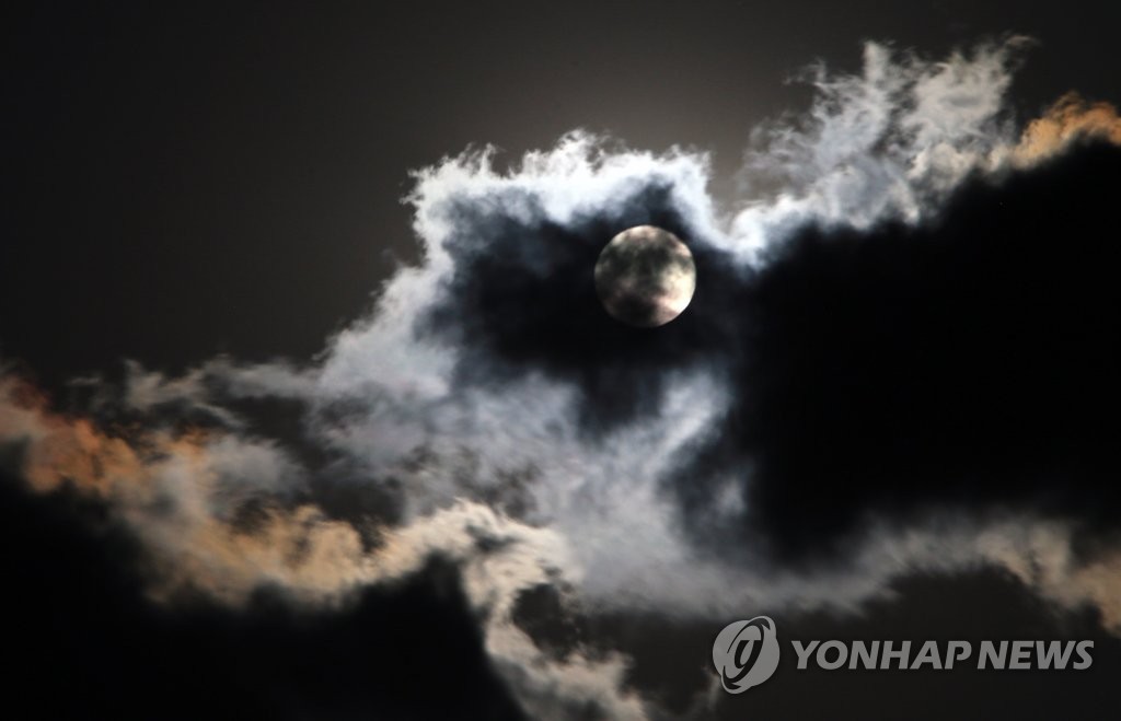 구름에 가린 슈퍼문