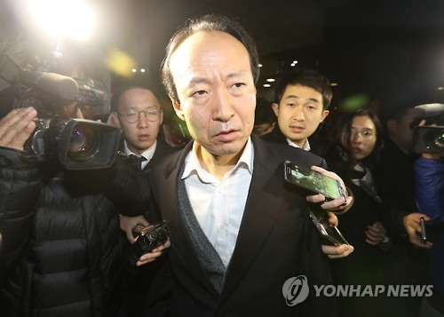 밤늦게까지 조사받은 이재만 전 비서관