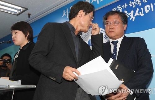 감사관과 얘기 나누는 조희연 서울교육감