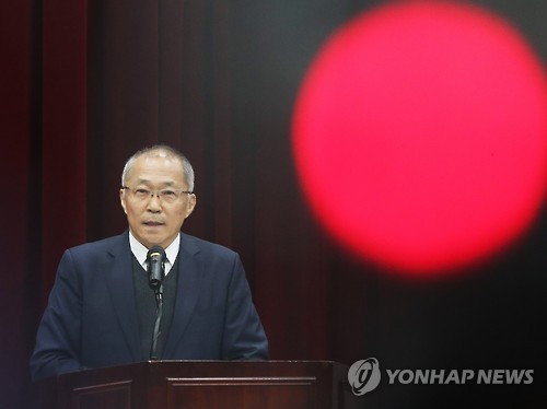 '지도 반출' 불가 설명하는 최병남 국토지리정보원장