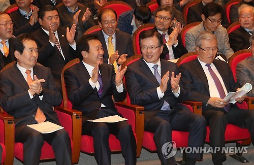 제7공화국 건설 세미나에서 박수 치는 정치인들
