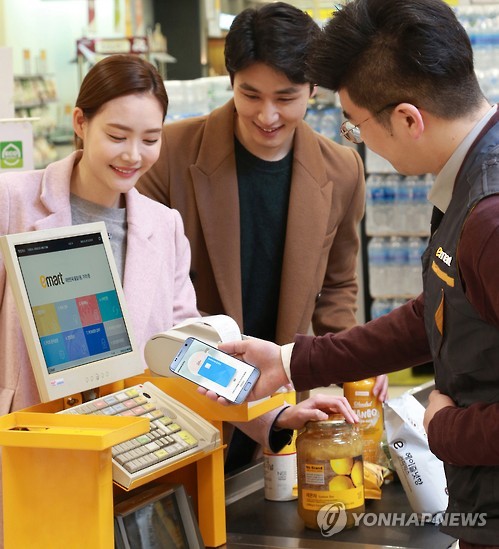 매장에서 고객이 간편 결제 앱을 사용하는 모습(자료)