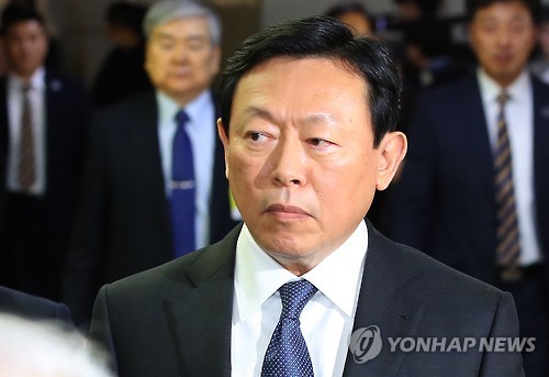 오후 국조특위 입장하는 신동빈