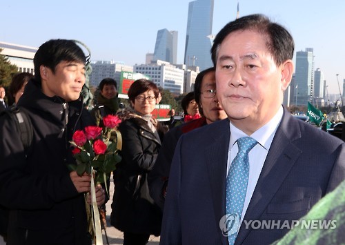 <탄핵표결> 최경환 '외면'