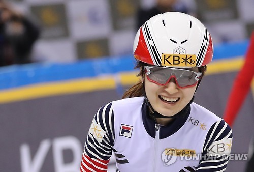 2016년 12월 ISU 월드컵 500m 우승 후 환하게 웃는 최민정