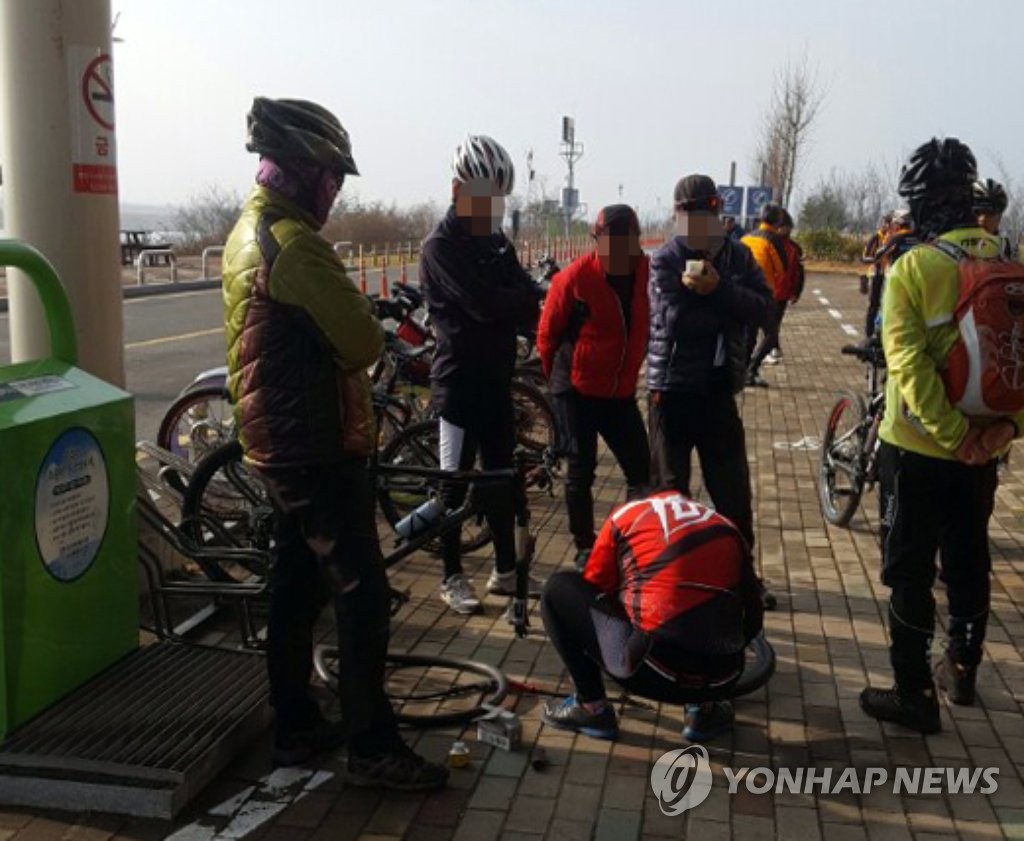 자전거도로에 압정 뿌리고 '타이어 수리'