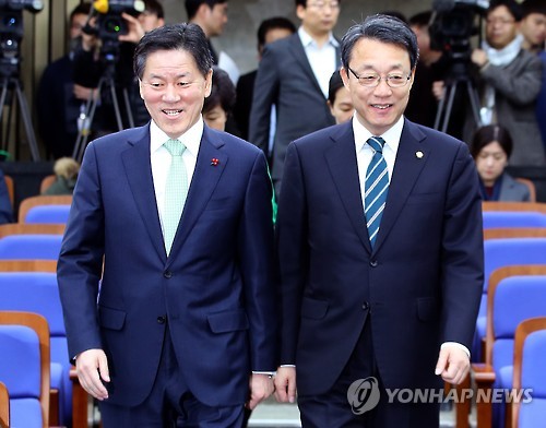 원내대표 선출 의총 입장하는 주승용과 김성식