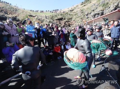 제주해녀 공연 보는 싼커 등 외국인 관광객