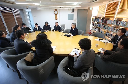 출판인회의 대책회의 (서울=연합뉴스) 박동주 기자 = 송인서적의 부도소식이 알려지자 출판사들의 모임인 한국출판인회의 관계자들이 3일 서울 마포구 한국출판인회의에서 출판사들의 피해를 최소화하기 위한 대책 마련 등을 위한 긴급회의를 하고 있다. 2017.1.3 pdj6635@yna.co.kr