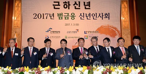기념촬영하는 참석자들
