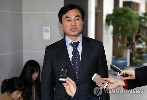 '개헌보고서' 관련 질문받는 안규백