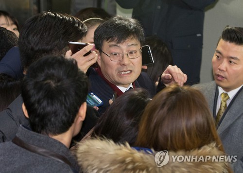 질문에 답하는 송수근 차관