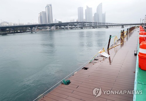 태풍피해 부산 수영강변 산책로 방치