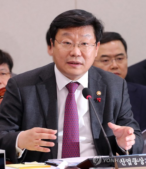 답변하는 주형환 산업장관