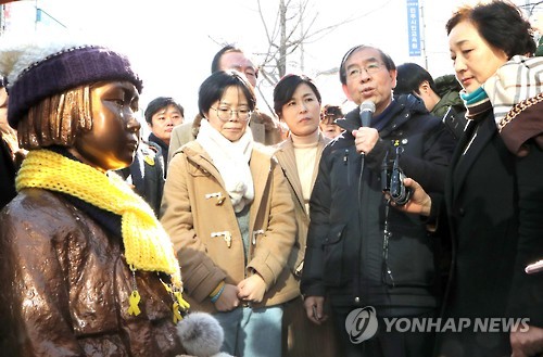 부산소녀상 앞 박원순 한일 합의 비판