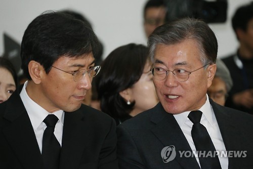 더불어민주당 문재인 전 대표(오늘쪽)와 안희정 충남지사(자료사진)