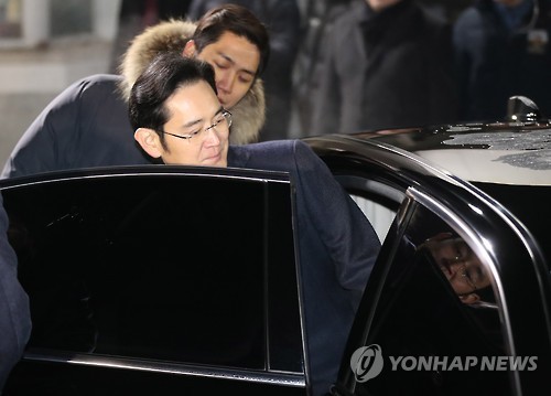 차량에 오르는 이재용 부회장