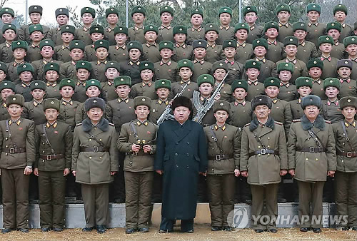김정은, 새해 첫 군부대 시찰 (서울=연합뉴스) 김정은 북한 노동당 위원장이 새해 들어 처음으로 군부대를 시찰했다. 북한 노동신문은 "김정은 동지께서 조선인민군 제233 군부대직속 구분대를 시찰하시였다"며 중대의 싸움준비와 훈련실태를 점검했다고 19일 보도했다. 2017.1.19 << 국내에서만 사용가능. 재배포 금지. For Use Only in the Republic of Korea. No Redistribution >>
nkphoto@yna.co.kr
