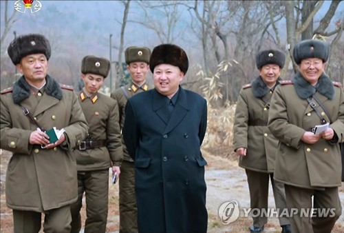 北 김정은, 새해 첫 군부대 시찰
(서울=연합뉴스) 김정은 북한 노동당 위원장이 새해 들어 처음으로 군부대를 시찰했다. 북한 조선중앙TV는 "김정은 동지께서 조선인민군 제233 군부대직속 구분대를 시찰하시였다"며 중대의 싸움준비와 훈련실태를 점검했다고 19일 보도했다. 2017.1.19 << 국내에서만 사용가능. 재배포 금지. For Use Only in the Republic of Korea. No Redistribution >>
nkphoto@yna.co.kr