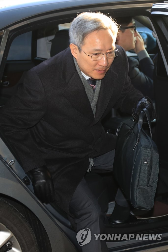 출근길하는 강일원 재판관