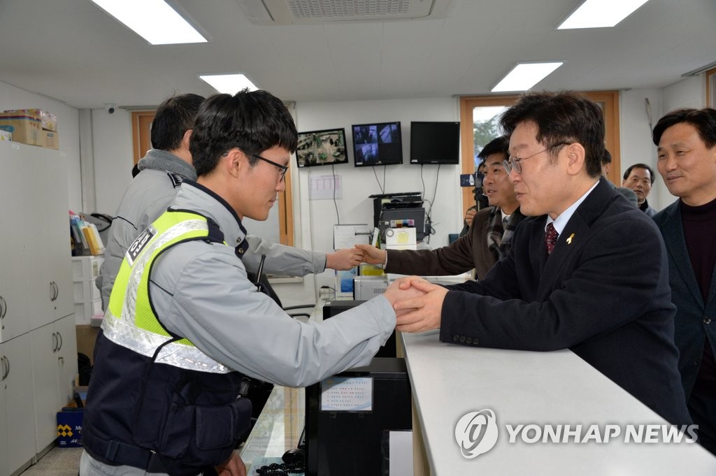 근무자 격려하는 이재명 성남시장