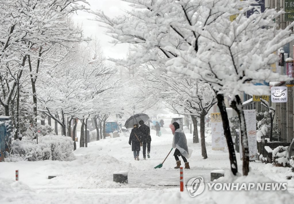 '내 가게 앞은 내가'…눈 치우는 시민 (강릉=연합뉴스) 유형재 기자 = 강원 동해안에 대설특보가 내려진 가운데 많은 눈이 내린 30일 강릉시 교동에서 한 주민이 가게 앞 눈을 치우고 있다. 2017.1.30 yoo21@yna.co.kr