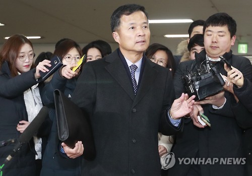 (서울=연합뉴스) 한종찬 기자 = 유재경 주미얀마 대사가 참고인 신분으로 조사를 받기 위해 31일 오전 서울 대치동 특검 사무실로 향하고 있다. 특검팀은 해외 공적개발원조(ODA) 사업과 관련한 '비선실세' 최순실 씨의 사적 이익 취득 혐의와 관련해 이날 유재경 주미얀마 대사를 소환했다. 현직 대사의 특검 소환은 문화계 블랙리스트 사건과 관련해 조사받은 모철민 주 프랑스 대사(전 청와대 교육문화수석)에 이어 2번째다. 2017.1.31
saba@yna.co.kr