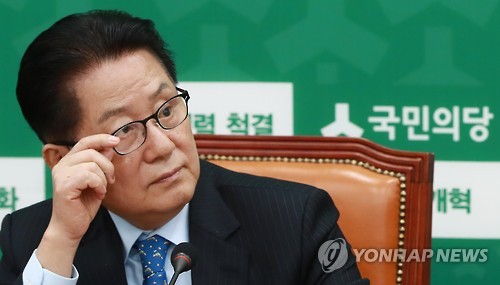 생각 잠긴 박지원 대표