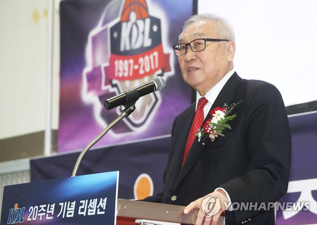 인사말하는 김영기 KBL 총재