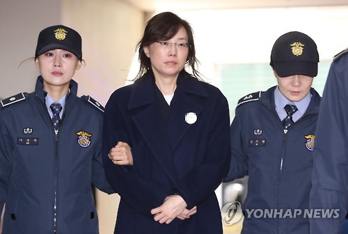 특검 조사실로 향하는 조윤선