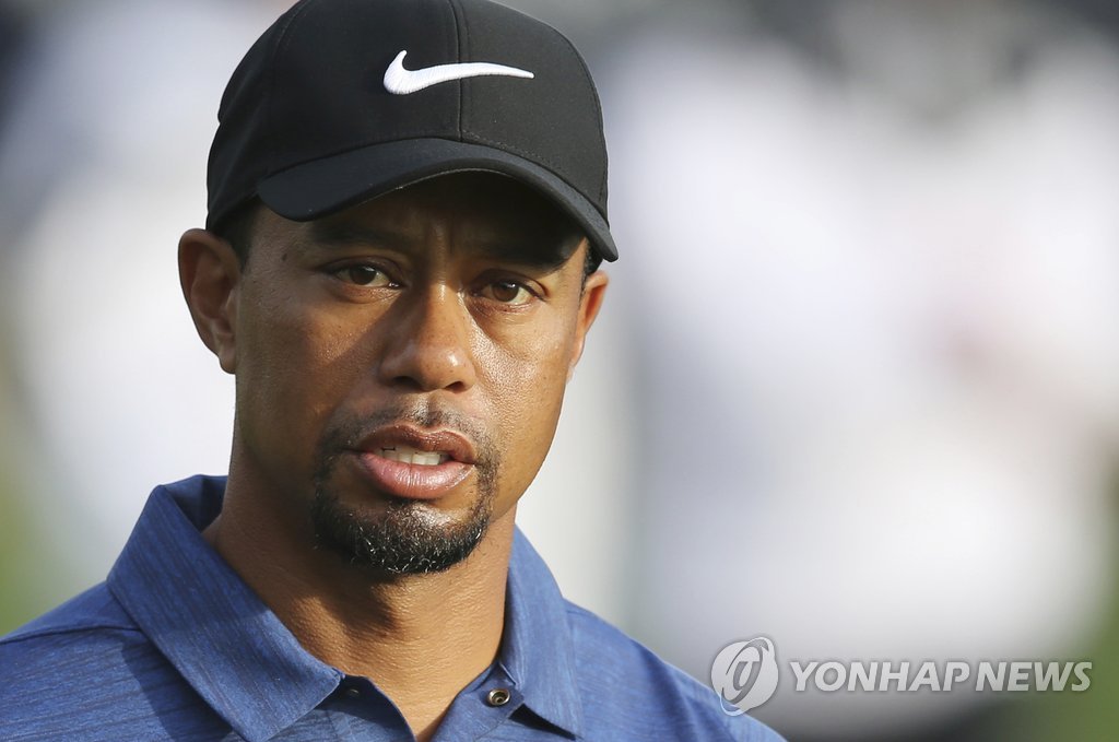 두바이 데저트 클래식 1라운드를 치르는 우즈.