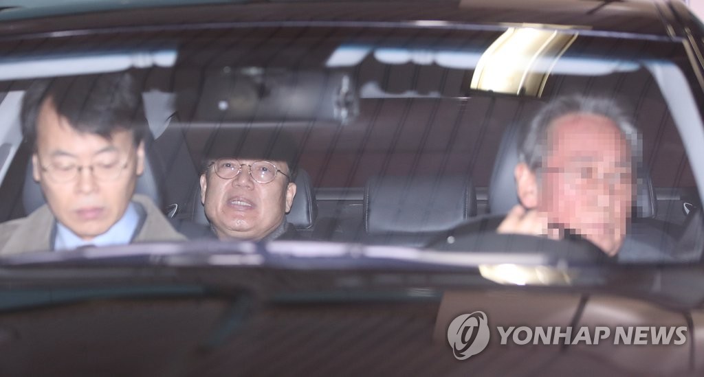 특검 사무실 나서는 박충근 특검보